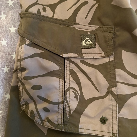 Quiksilver board shorts 10” inseam Hawaiian floral print - khaki green/tan - Picture 5 of 10